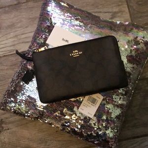 🔥 Double-zip COACH Wristlet! 🔥